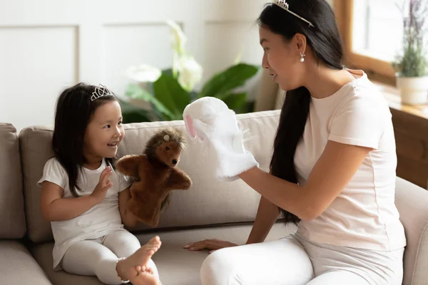 Jeune mère asiatique jouant des jouets avec petite fille — Photo