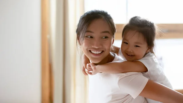 Piccola ragazza vietnamita gioca con la giovane mamma a casa — Foto Stock