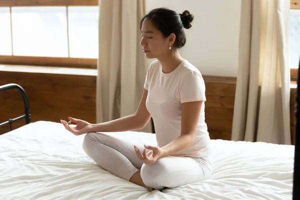 Calma mulher asiática praticar ioga em casa quarto — Fotografia de Stock