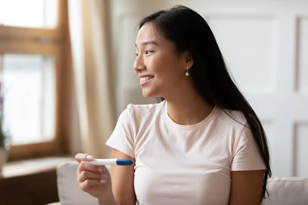 Mujer asiática feliz obtener resultados positivos de la prueba de ovulación — Foto de Stock