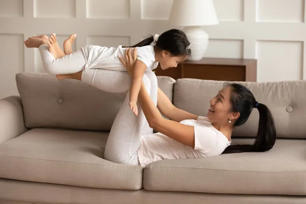 Gelukkig aziatische mam en weinig dochter spelen thuis — Stockfoto