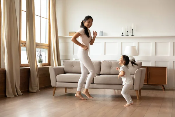 Heureux jeune asiatique maman et fille danse à la maison — Photo