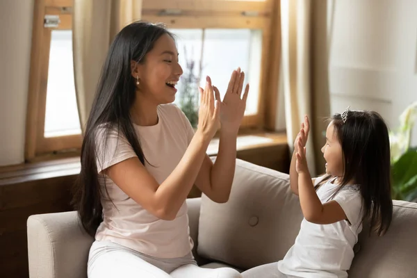 Happy Asian girl play with little daughter at home — Stock Photo, Image