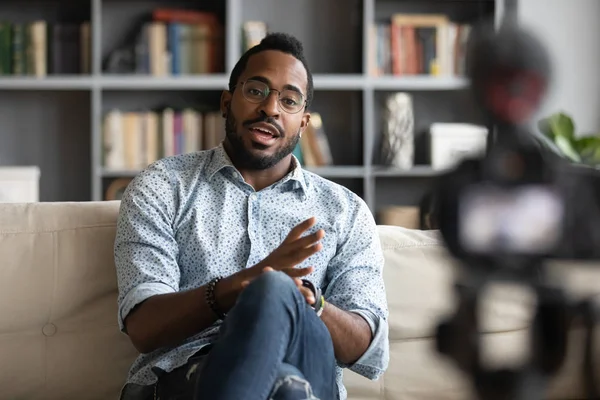 Afrikansk amerikansk hipster man bloggare inspelning vlog på digitalkamera — Stockfoto