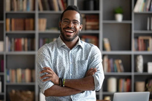 Veselý sebevědomý africký mladý podnikatel stojící doma v kanceláři, portrét — Stock fotografie