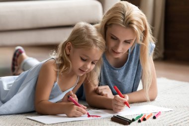 Küçük anaokulu kızıyla yaratıcı aktivitelerden hoşlanan mutlu bir anne..