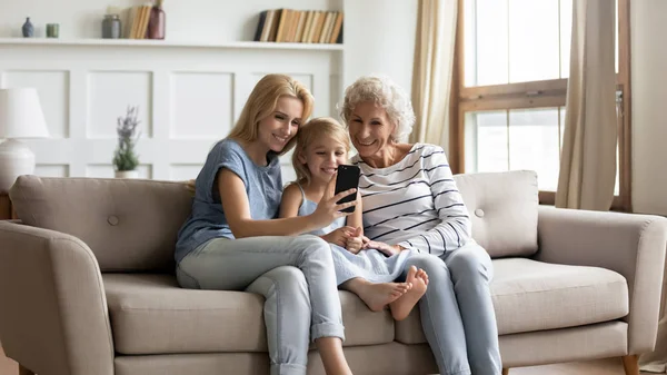 Drie generaties selfie samen op smartphone. — Stockfoto