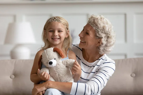 Leende äldre mogen kvinna kommunicera med barn hemma. — Stockfoto