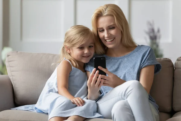 Alegre familia de dos generaciones viendo video, tomando selfie . — Foto de Stock