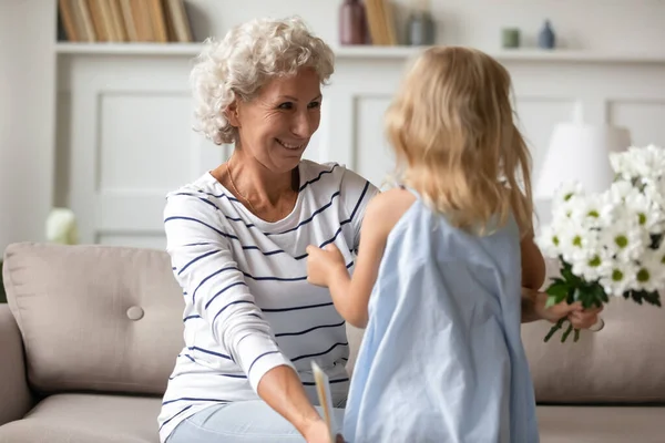 Leende äldre äldre äldre kvinna lyssnar på gratulationer från barnbarn. — Stockfoto