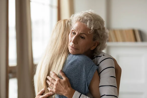 Junge empathische Frau tröstet frustrierte ältere reife Mutter. — Stockfoto