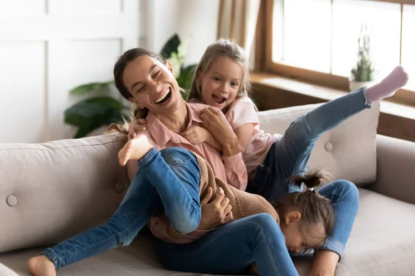 Overgelukkig jong mam en dochters veel plezier thuis — Stockfoto