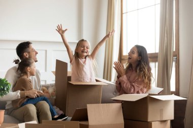 Çocuklu heyecanlı genç bir aile. Paketleri açarken iyi eğlenceler.