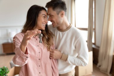 Sevgili genç çift gösteri evinin anahtarları birlikte hareket ediyor.