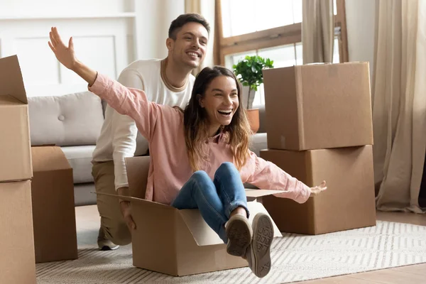 Pareja feliz divertirse con cajas de cartón en el día en movimiento — Foto de Stock