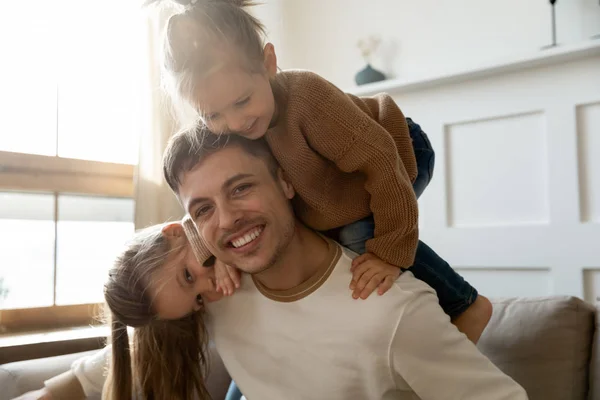 Retrato de pai feliz e filhas brincando — Fotografia de Stock