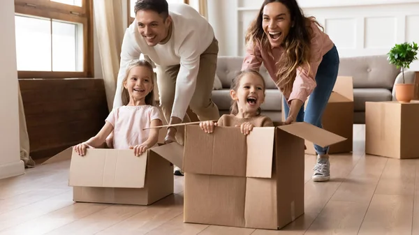 Família feliz se divertir no dia em que se move — Fotografia de Stock