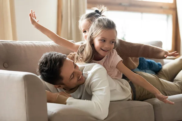 Houden van jonge vader spelen met kleine dochters thuis — Stockfoto