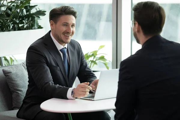 Human resources manager conducting job interview with skilled candidate. — Stock Photo, Image