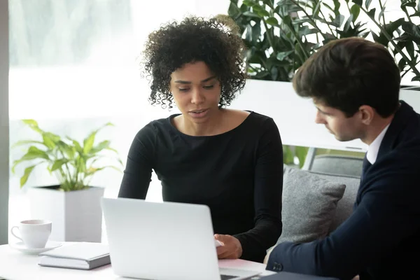 Divers partenaires d'affaires remue-méninges dans un bureau moderne . — Photo