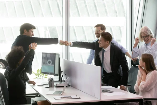 Euphorische reife und junge Mitarbeiter begeistert von profitablem Vertragsabschluss. — Stockfoto