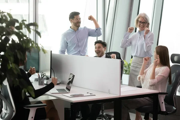 Overjoyed diferentes idades pessoas de negócios comemorando a vitória corporativa . — Fotografia de Stock