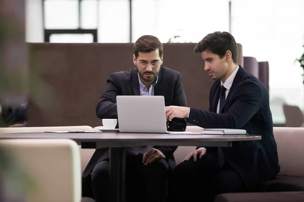 Focused employees in suits discussing corporate software. — Stock Photo, Image