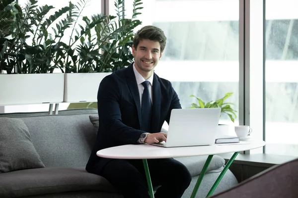 Confident young smiling successful businessman looking at camera. — Stock Photo, Image
