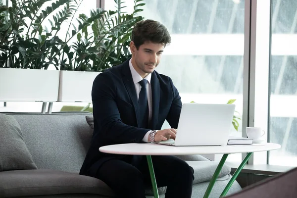 Geschoolde verkoper communiceert via laptop met klanten. — Stockfoto