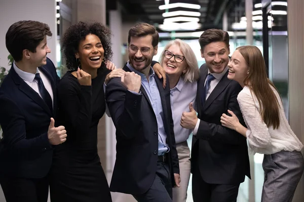 Gelukkige multiraciale verschillende leeftijden werknemers vieren succesvolle project afwerking. — Stockfoto