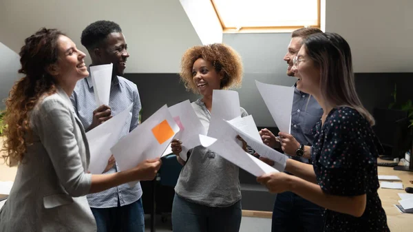 Felices colegas multirraciales se divierten lluvia de ideas en la oficina — Foto de Stock