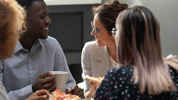 Diversos compañeros de trabajo felices se divierten pasando el almuerzo juntos —  Fotos de Stock