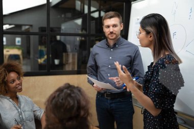 Çeşitli konuşmacılar çalışanlar için proje sunumu hakkında konuştular