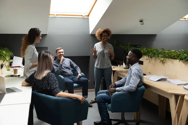 Glimlachende biracial vrouw houden teambuilding ontmoeting met collega 's — Stockfoto