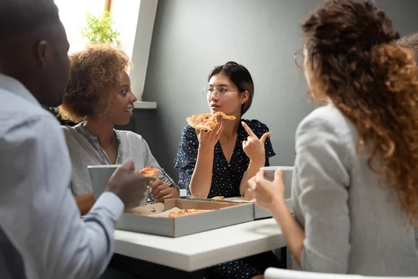 Multietniska kollegor ha kul tillbringar lunchrast tillsammans — Stockfoto