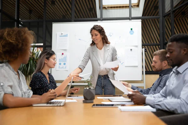 Female coach share handouts to listeners at meeting — Stock Photo, Image