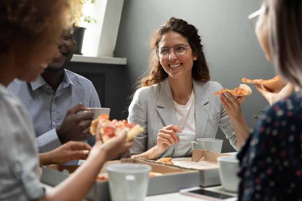 Leende multietniska kollegor ha kul tillbringa lunchrasten tillsammans — Stockfoto