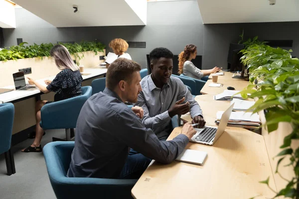 Diversos empleados ocupados cooperando en la oficina compartida — Foto de Stock