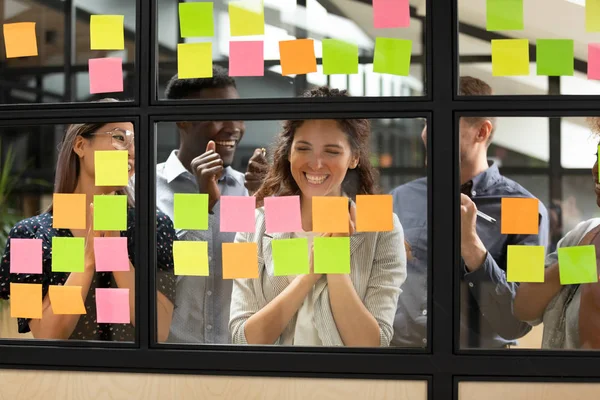 Diversos colegas alegres completa tarea creativa del grupo —  Fotos de Stock