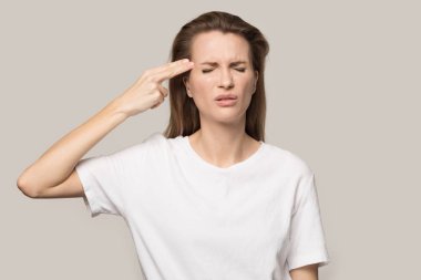 Stresli kadın sorunları olan kafa hayali silah koymak