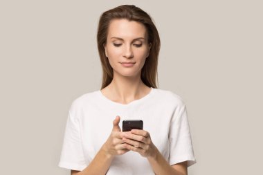 Cep telefonu mesajlaşması ya da internette gezinen genç bir kadın