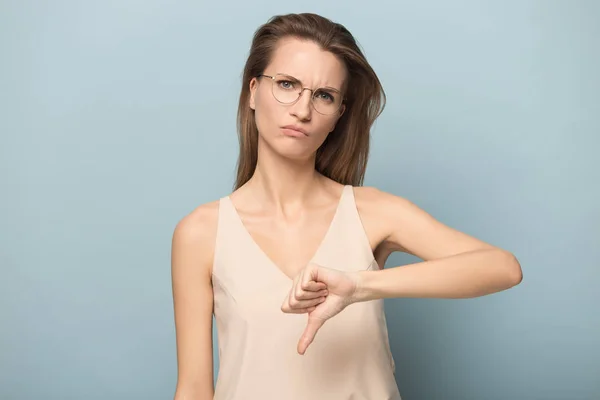 Rozczarowany Kobieta w okularach pokazać kciuka w dół czuć niezadowolony — Zdjęcie stockowe