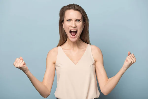 Emotionele jonge vrouw maken winnaar gebaar Toon kracht — Stockfoto