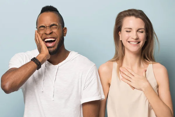 Glad multiracial par skratta i studio tillsammans — Stockfoto