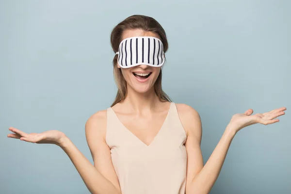 Lächelnde Frau demonstriert Schlafmaske aufgeregt — Stockfoto