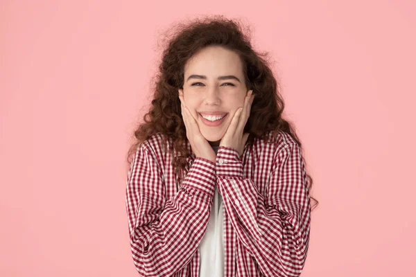 Positives Millennial-Mädchen zeigt gesundes schönes zahmes Lächeln. — Stockfoto