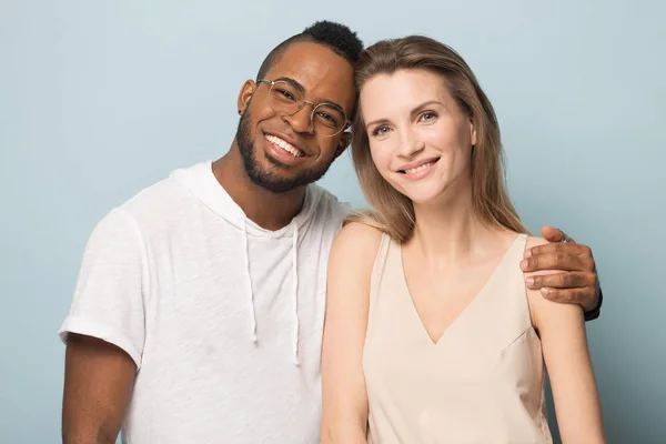 Porträtt av flera raser par kram tittar på kameran — Stockfoto