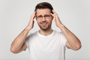 Milenyum adamı şakaklara masaj yapıyor, baş ağrısı çekiyor..