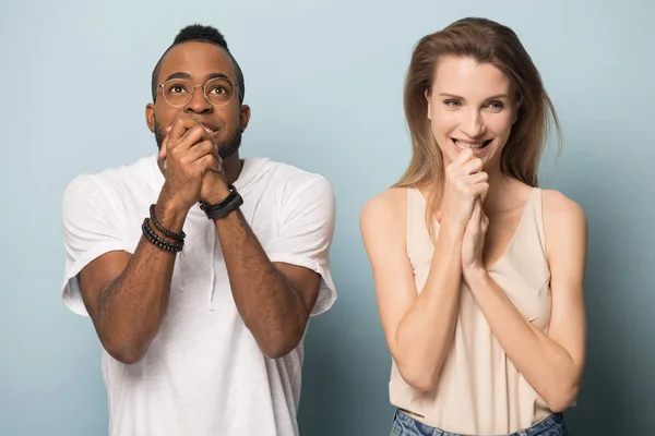 Emocionado hombre y mujer multirracial esperanza de suerte — Foto de Stock