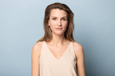 Stüdyoda izole edilmiş güzel bir kadının portresi.